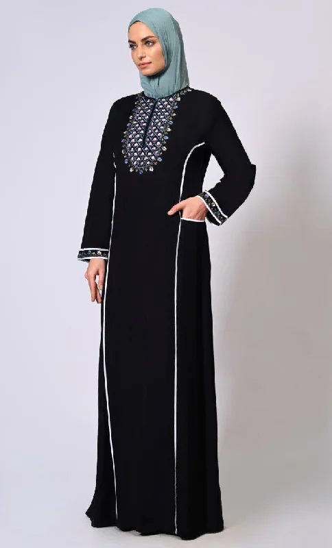 Feminine Flourish: Embroidered Front Zip Black Abaya with Front Pockets